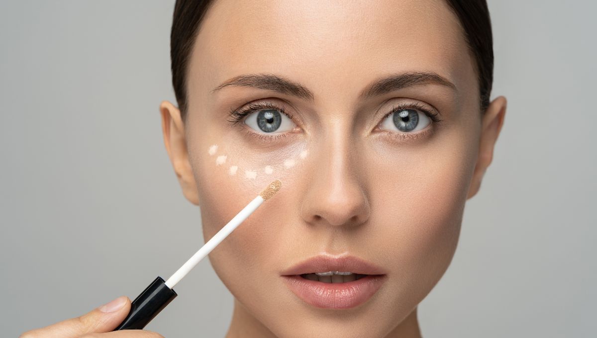 El corrector de ojeras nunca debe ser más claro que el color de nuestra piel. El corrector de ojeras nunca debe ser más claro que el color de nuestra piel. 