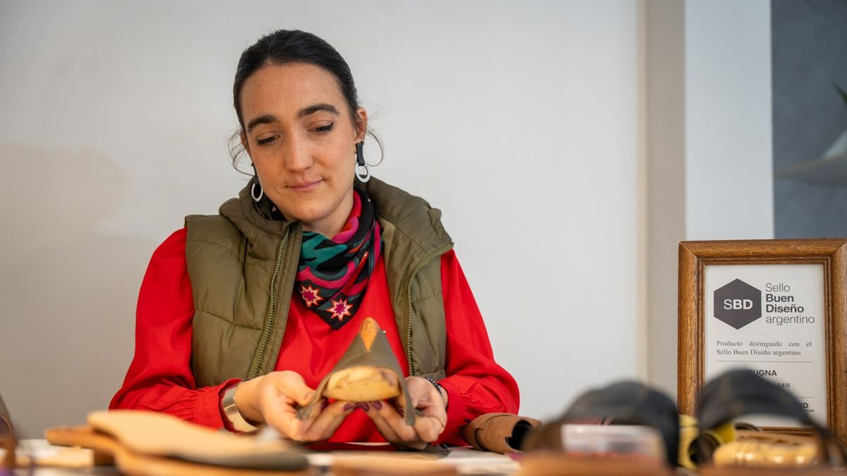 Pía contó que la producción de cada par de zapatos es minuciosa, ella combina diseño propio y técnicas tradicionales de calzado. Pía contó que la producción de cada par de zapatos es minuciosa, ella combina diseño propio y técnicas tradicionales de calzado.