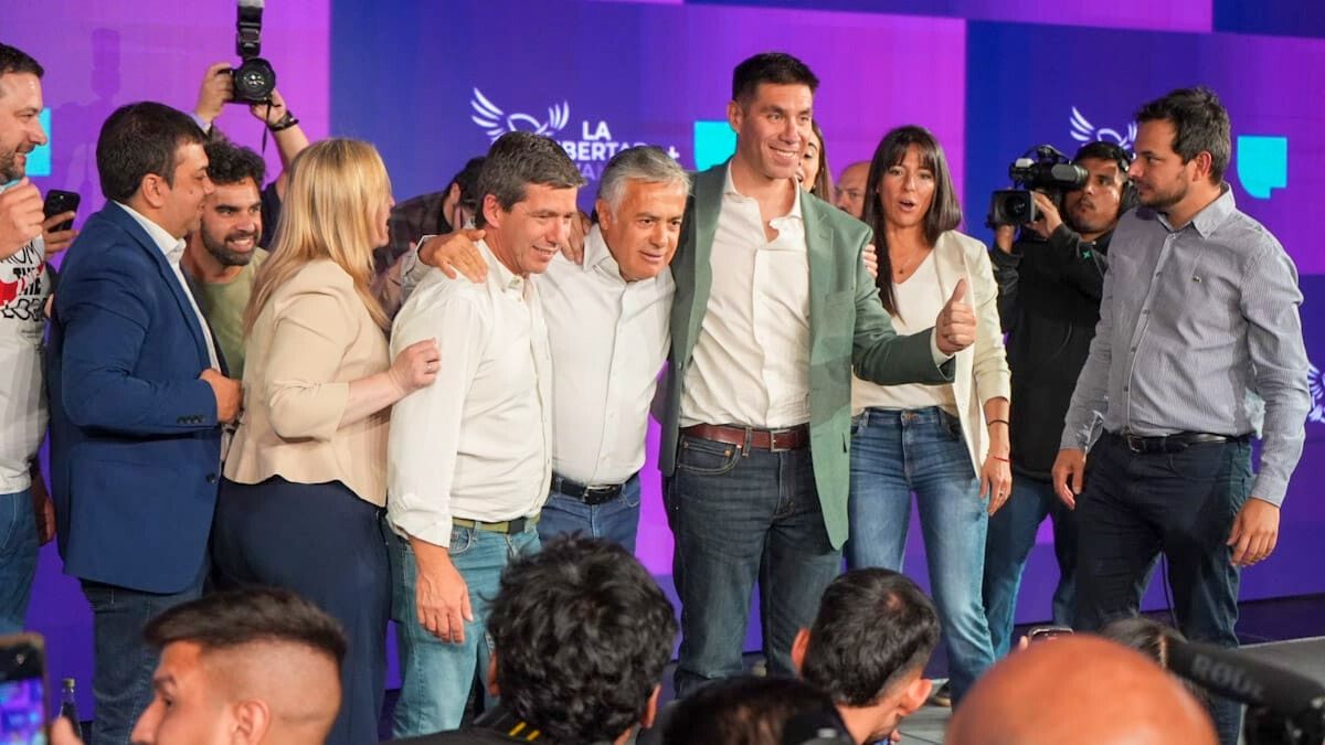 El gobernador Alfredo Cornejo junto con los presidentes de la UCR, Andrés Lombardi, y de La Libertad Avanza, Facundo Correa Llano. El gobernador Alfredo Cornejo junto con los presidentes de la UCR, Andrés Lombardi, y de La Libertad Avanza, Facundo Correa Llano.