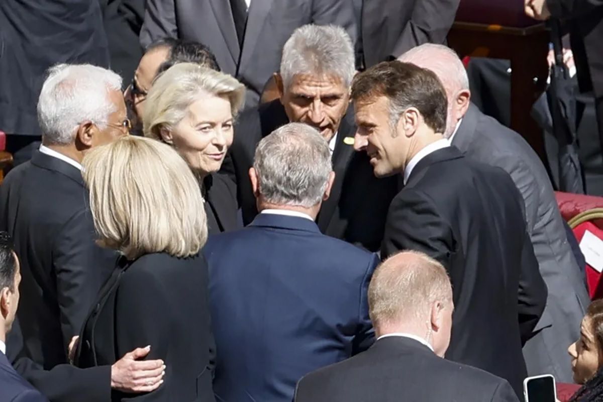 Ursula von der Leyen y el presidente francés, Emmanuel Macron, durante el funeral del Papa Francisco. Crédito: EFE/EPA/Fabio Frustaci.