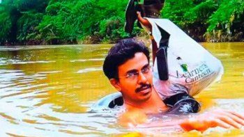 Arriesga todos los días su vida cruzando un río a nado para dar clases