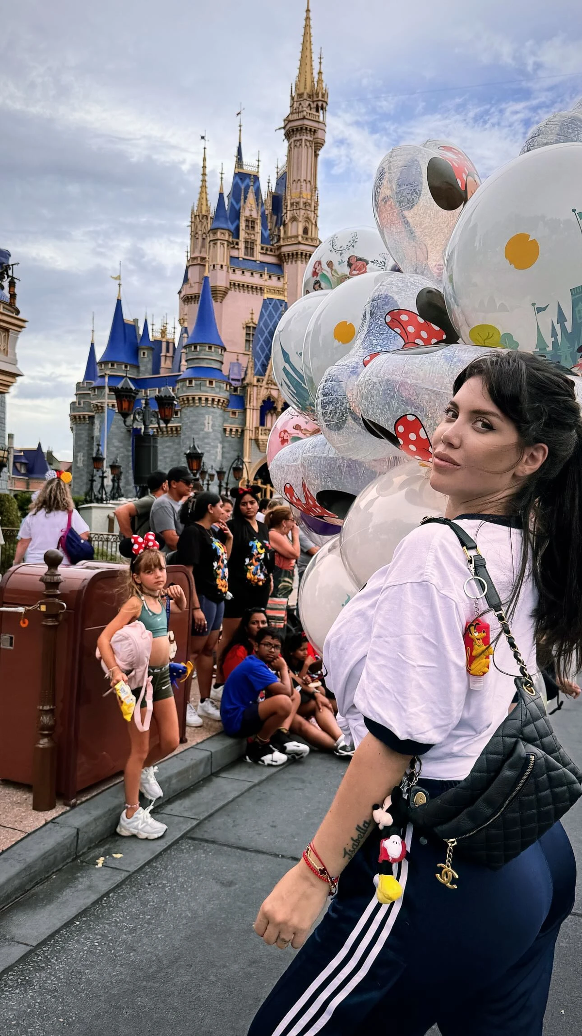 Desde Disney, Wanda Nara confirma que es la reina de los pantaloncitos sporty chics tendencia. Desde Disney, Wanda Nara confirma que es la reina de los pantaloncitos sporty chics tendencia.