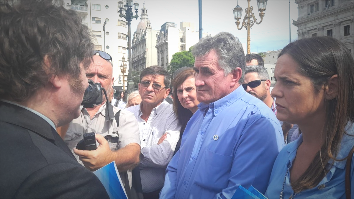 Carlos Achetoni fue uno de los férreos defensores de los reclamos de pequeños y medianos productores agrícolas. La foto es de un reciente encuentro con el presidente Javier Milei, él representando a la Federación Agraria Argentina. Carlos Achetoni fue uno de los férreos defensores de los reclamos de pequeños y medianos productores agrícolas. La foto es de un reciente encuentro con el presidente Javier Milei, él representando a la Federación Agraria Argentina.