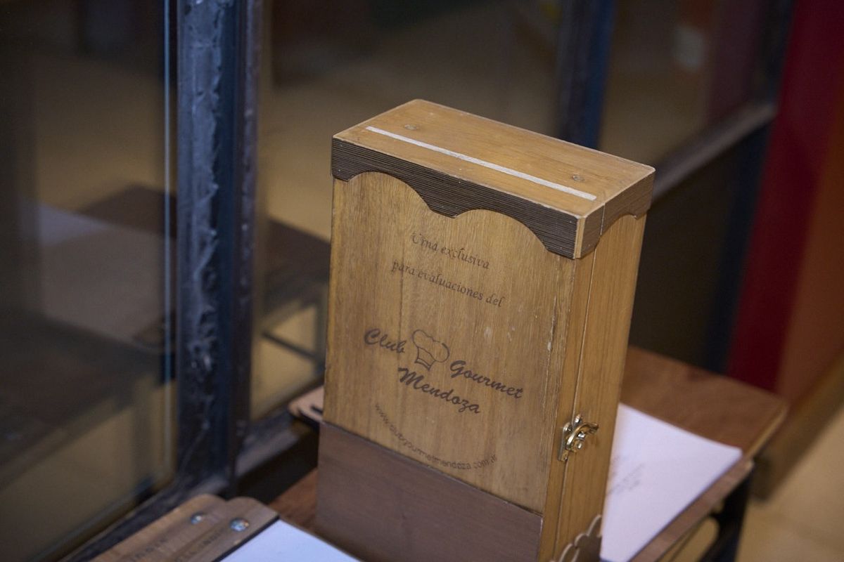 En esta urna los comensales depositan su ficha de puntuaciones enogastronómicas. En esta urna los comensales depositan su ficha de puntuaciones enogastronómicas.