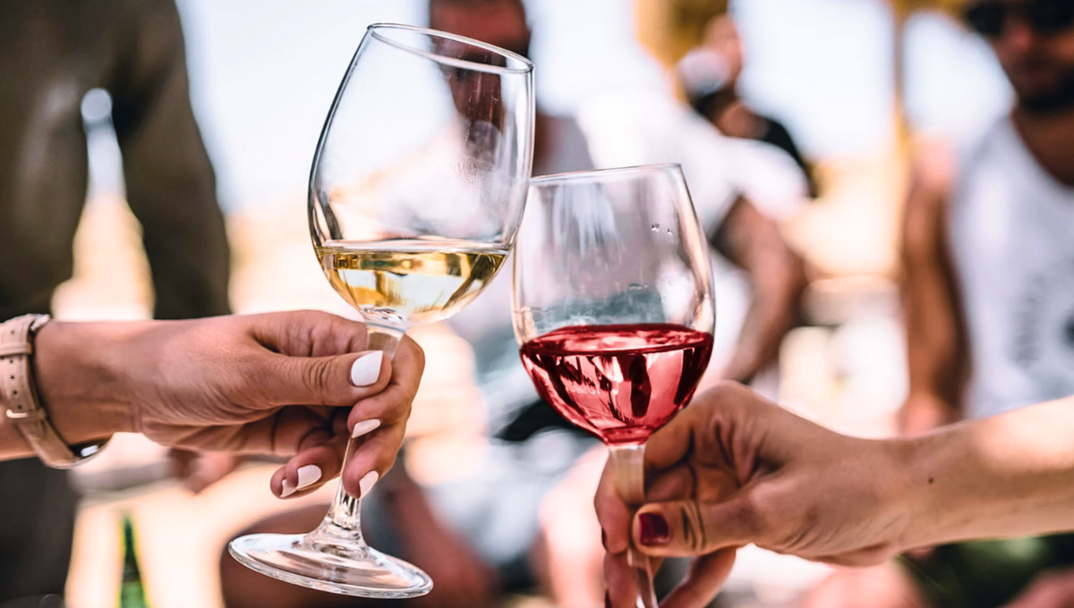 El vino tinto y el vino blanco tienen múltiples diferencias