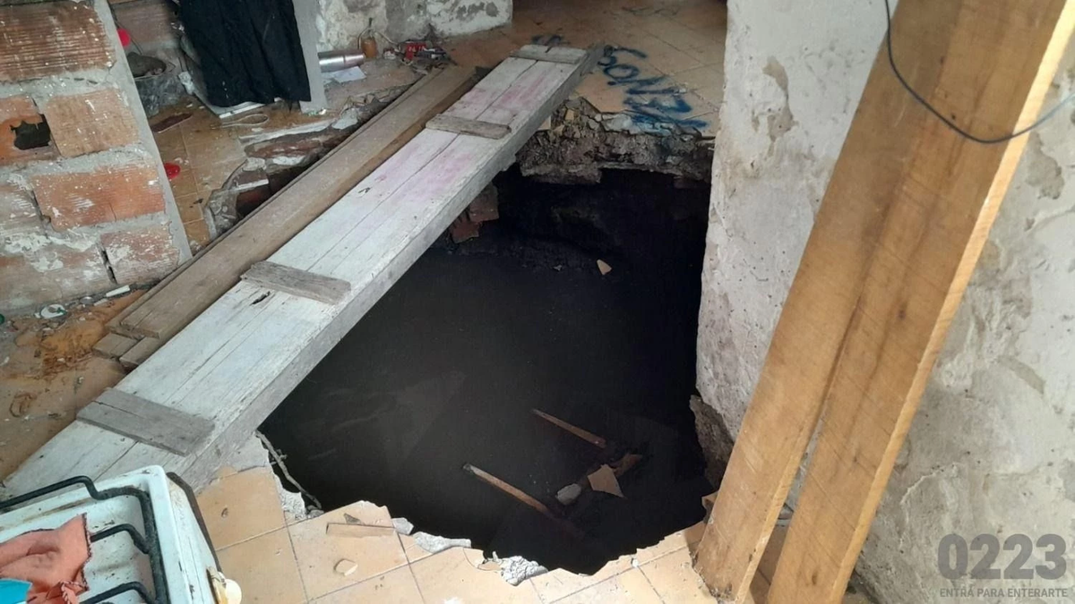 Se la "tragó" un pozo: una joven de 16 años tomaba mates con su madre se hizo un pozo en el comedor y cayó Se la "tragó" un pozo: una joven de 16 años tomaba mates con su madre se hizo un pozo en el comedor y cayó