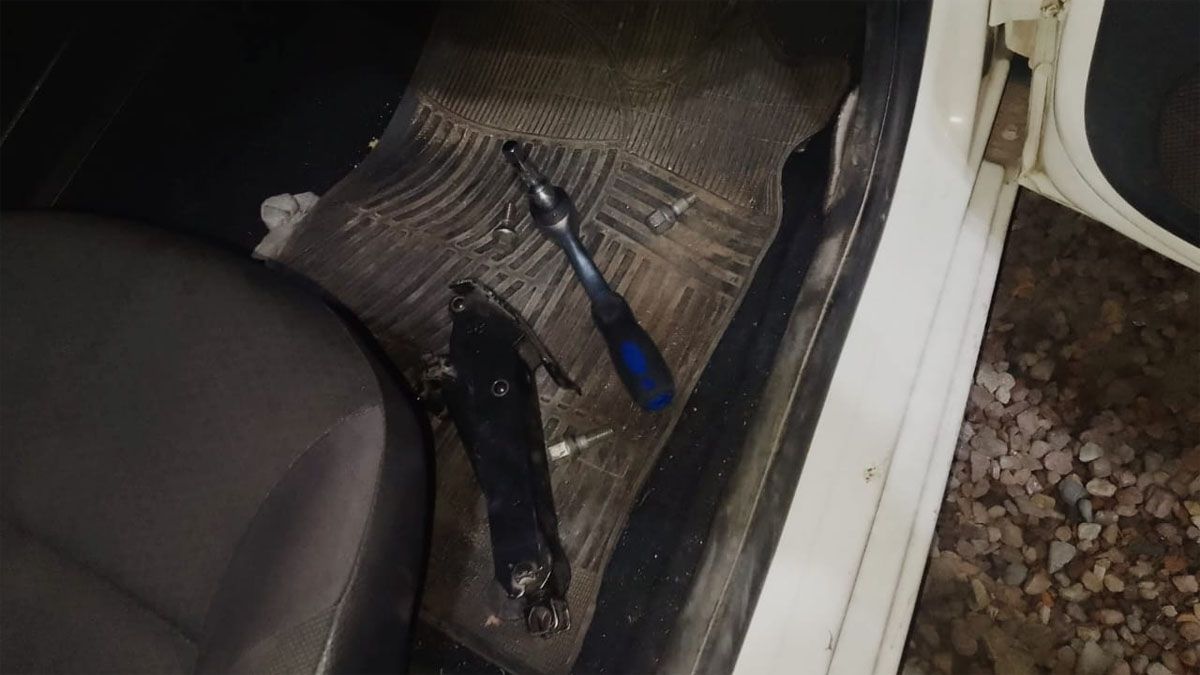 Los ladrones fueron capturados a 10 cuadras de calle Figueroa Alcorta al 200, donde le robaron una rueda a un Fiat Siena. Los ladrones fueron capturados a 10 cuadras de calle Figueroa Alcorta al 200, donde le robaron una rueda a un Fiat Siena.