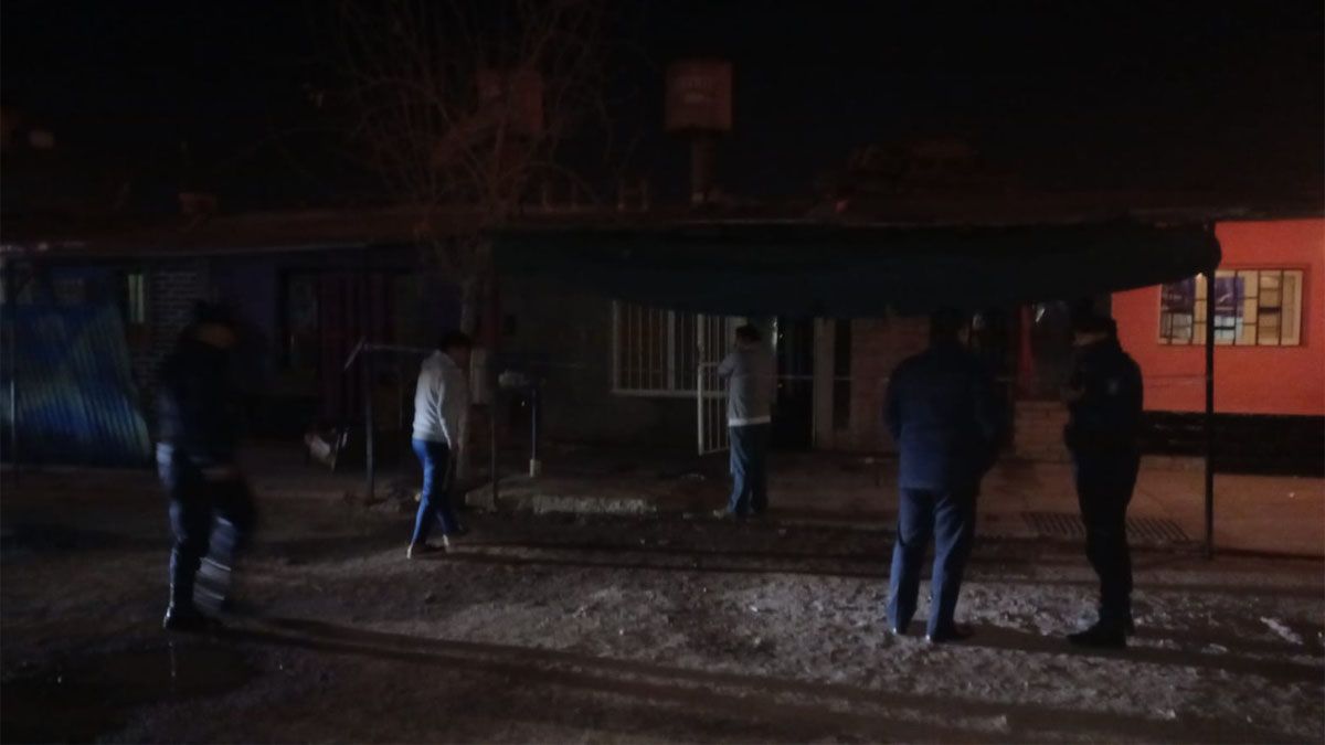 Un hombre y su hijo murieron en un incendio en su casa del barrio Santa Teresita, en Las Heras. Un hombre y su hijo murieron en un incendio en su casa del barrio Santa Teresita, en Las Heras.