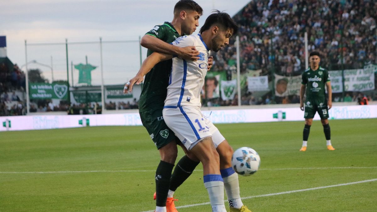Nicolás Fernández domina la pelota en el partido ante Sarmiento ante Junín. Nicolás Fernández domina la pelota en el partido ante Sarmiento ante Junín.