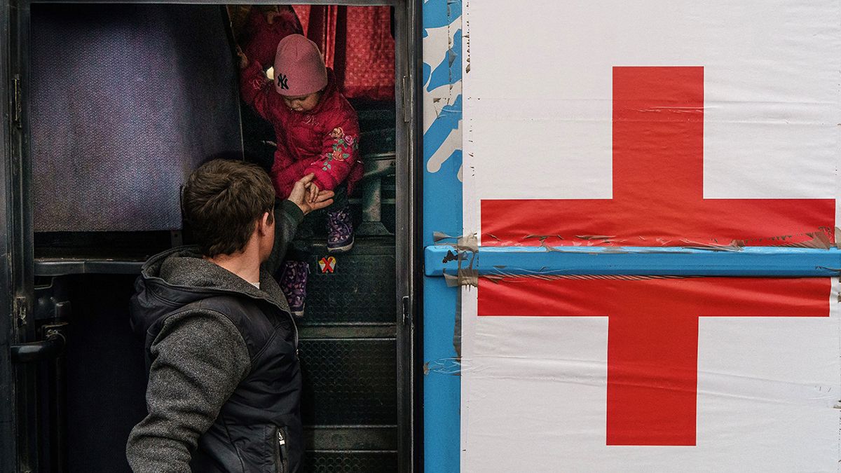 Guerra Rusia - Ucrania: la Cruz Roja se esfuerza en prestar ayuda humanitaria en la ciudad de Mariupol.