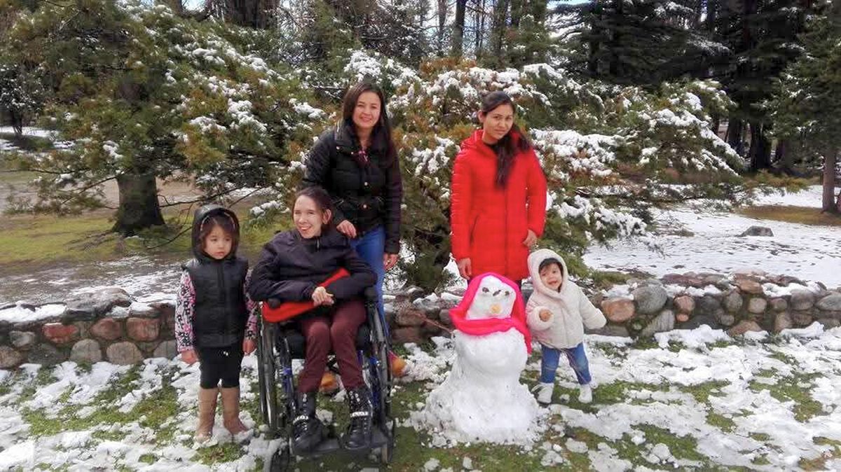 Una postal del viaje a Mendoza que realizó Valeria junto a sus hijas y dos asistentes. Las dificultades la impulsaron. Una postal del viaje a Mendoza que realizó Valeria junto a sus hijas y dos asistentes. Las dificultades la impulsaron.