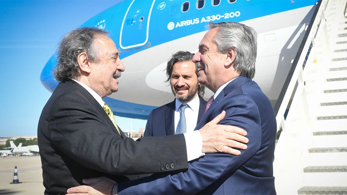 Ricardo Alfosín, embajador en España, recibió a Alberto Fernández y Juan Pablo Cafiero en Barajas.
