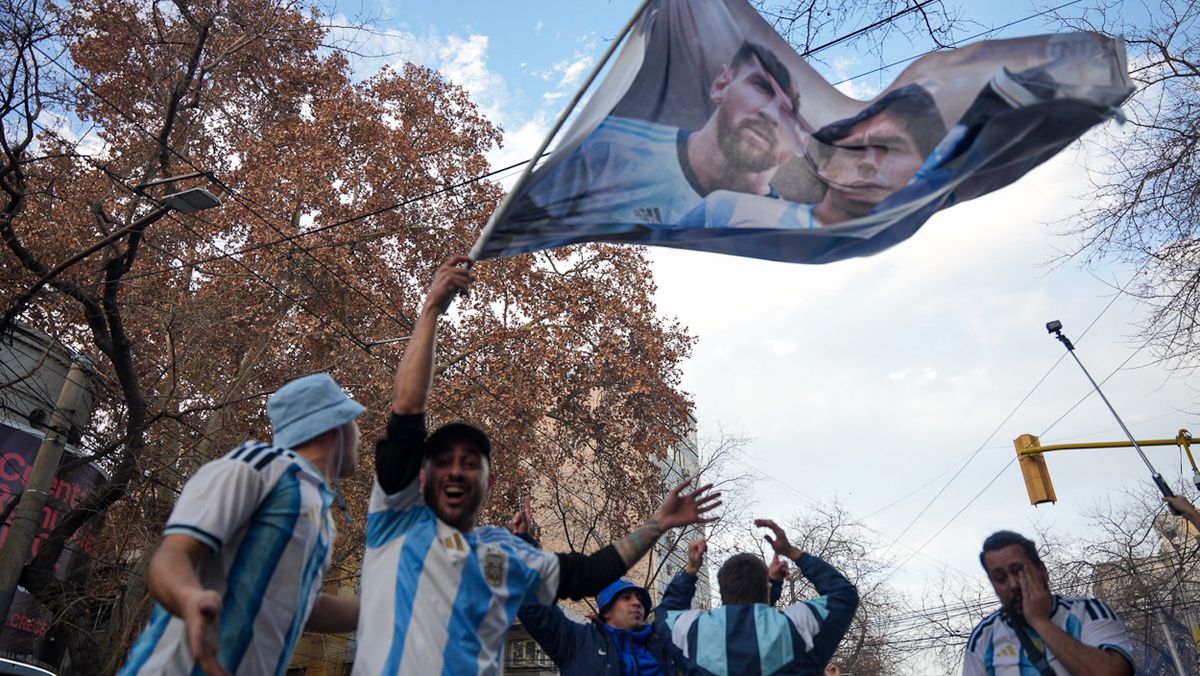 Maradona, Messi y una historia de gloria que no termina. Maradona, Messi y una historia de gloria que no termina.