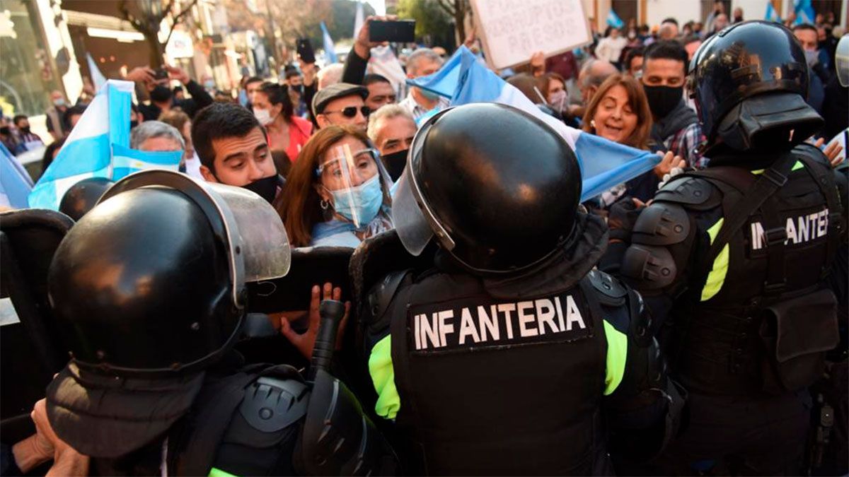 Incidentes en Tucumán en la marcha contra Alberto Fernández. (Gentielza La Gaceta de Tucumán).