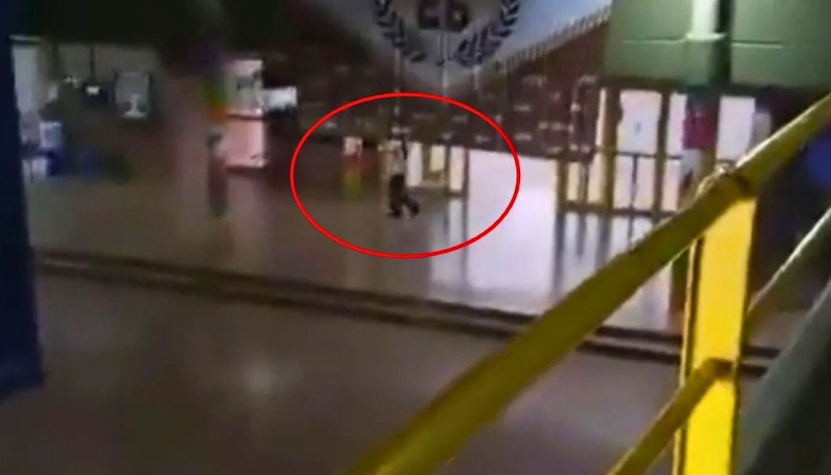 Momento en que el alumno de 15 años comienza a disparar en la escuela de Santa Fe. Momento en que el alumno de 15 años comienza a disparar en la escuela de Santa Fe.