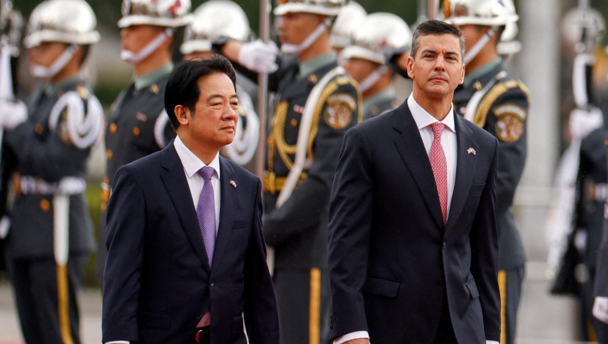 El presidente de Taiwán, William Lai, camina por la alfombra roja junto a su par paraguayo, Santiago Peña. Imagen: Ann Wang/REUTERS El presidente de Taiwán, William Lai, camina por la alfombra roja junto a su par paraguayo, Santiago Peña. Imagen: Ann Wang/REUTERS