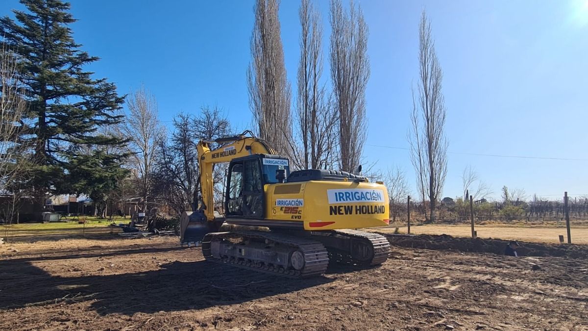 Uno de los equipos de Irrigación trabajando sobre la cuenca del río Tunuyán.