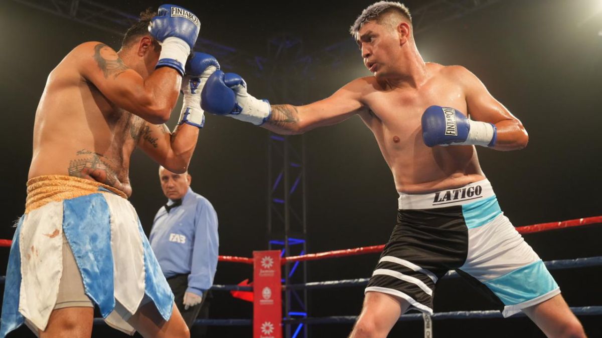 El zurdo local Facundo Látigo Domínguez logró un claro triunfo sobre Víctor Péres, al que mandó a la lona en el primer round. El zurdo local Facundo Látigo Domínguez logró un claro triunfo sobre Víctor Péres, al que mandó a la lona en el primer round.