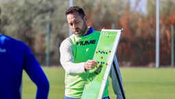 Pablo De Muner, el entrenador de Godoy Cruz con una pizarra trabajó junto a sus jugadores en Coquimbito.