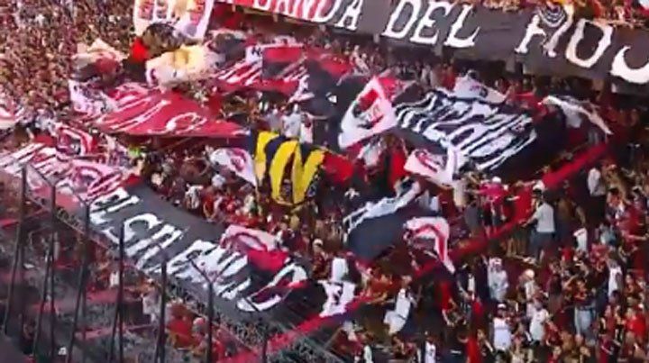 Los hinchas de Newells quemaron una bandera de Rosario Central