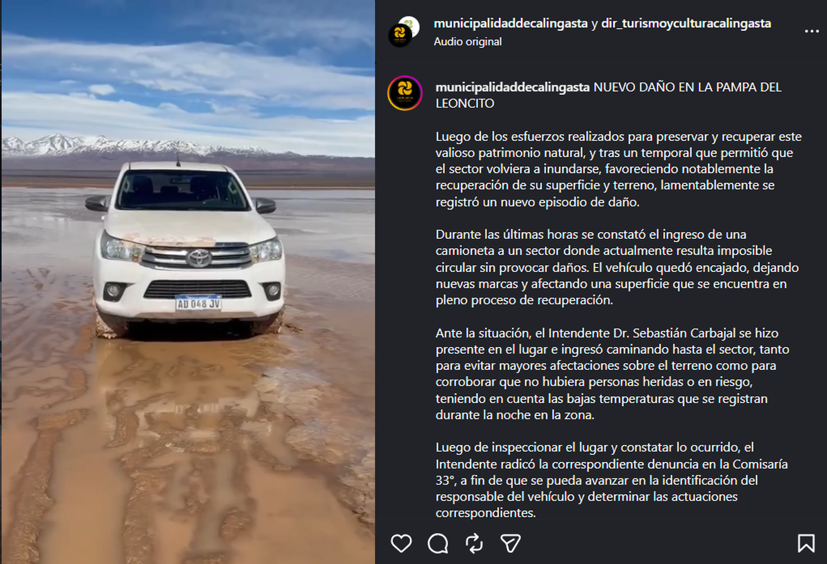La Municipalidad de Calingasta difundió en sus redes sociales un video y tomas aéreas que muestran la camioneta encajada a 1,5 kilómetros del ingreso. La Municipalidad de Calingasta difundió en sus redes sociales un video y tomas aéreas que muestran la camioneta encajada a 1,5 kilómetros del ingreso.