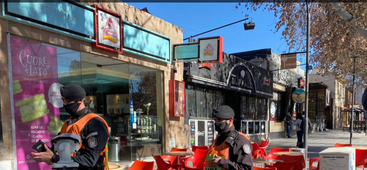 Seguridad policial en zonas comerciales de Mendoza.