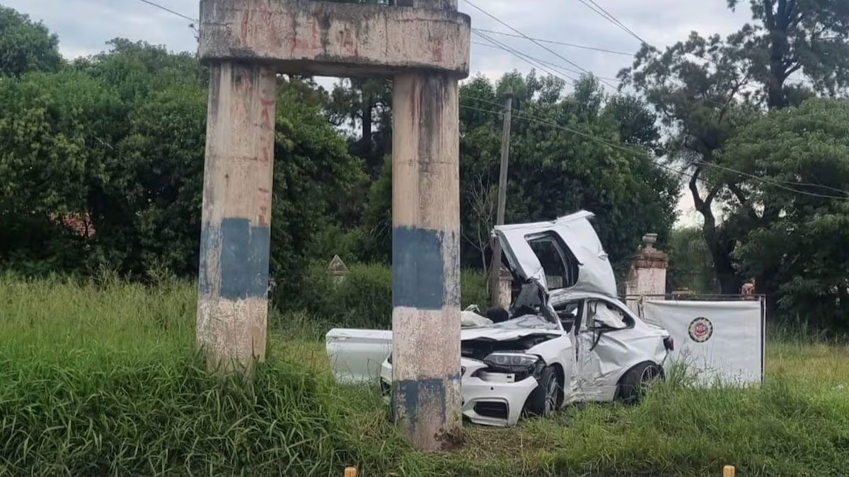 Accidente fatal: dos muertos y tres heridos de gravedad tras chocar el auto con un poste de hormigón