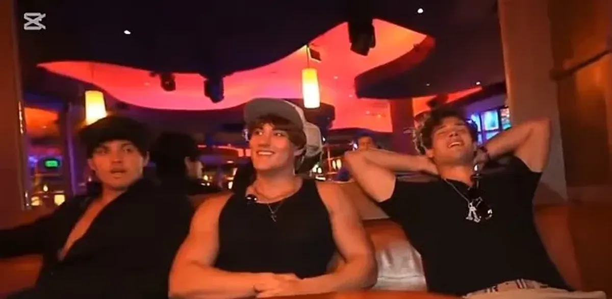 El momento exacto de la emergencia médica quedó registrado en vivo a través de una plataforma de streaming mientras el creador de contenido cenaba con amigos. En la imagen se observa a Peters con la mirada perdida y el cuerpo relajado justo antes de perder la conciencia frente a miles de espectadores que seguían la transmisión. El momento exacto de la emergencia médica quedó registrado en vivo a través de una plataforma de streaming mientras el creador de contenido cenaba con amigos. En la imagen se observa a Peters con la mirada perdida y el cuerpo relajado justo antes de perder la conciencia frente a miles de espectadores que seguían la transmisión.