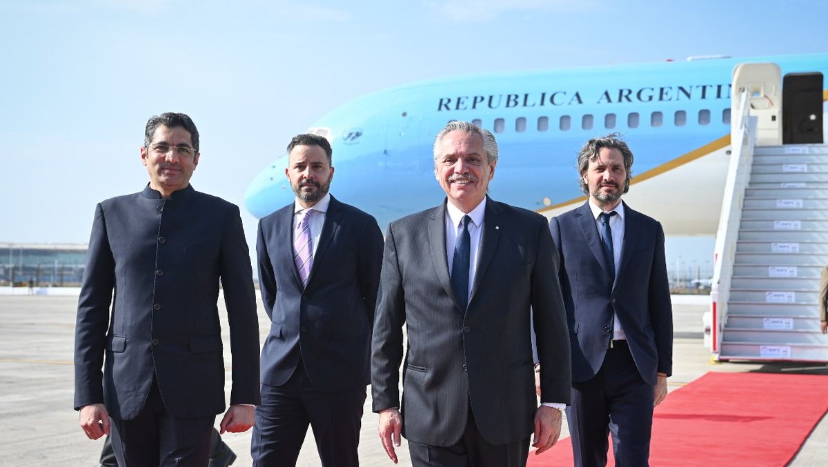 El presidente fue recibido por una comitiva oficial en la India.