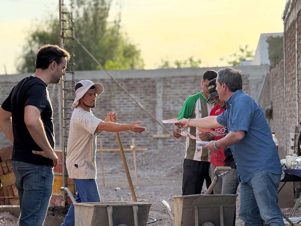 Jorge Difonso, principal candidato de la alianza Provincias Unidas, trabajando con vecinos. Jorge Difonso, principal candidato de la alianza Provincias Unidas, trabajando con vecinos.