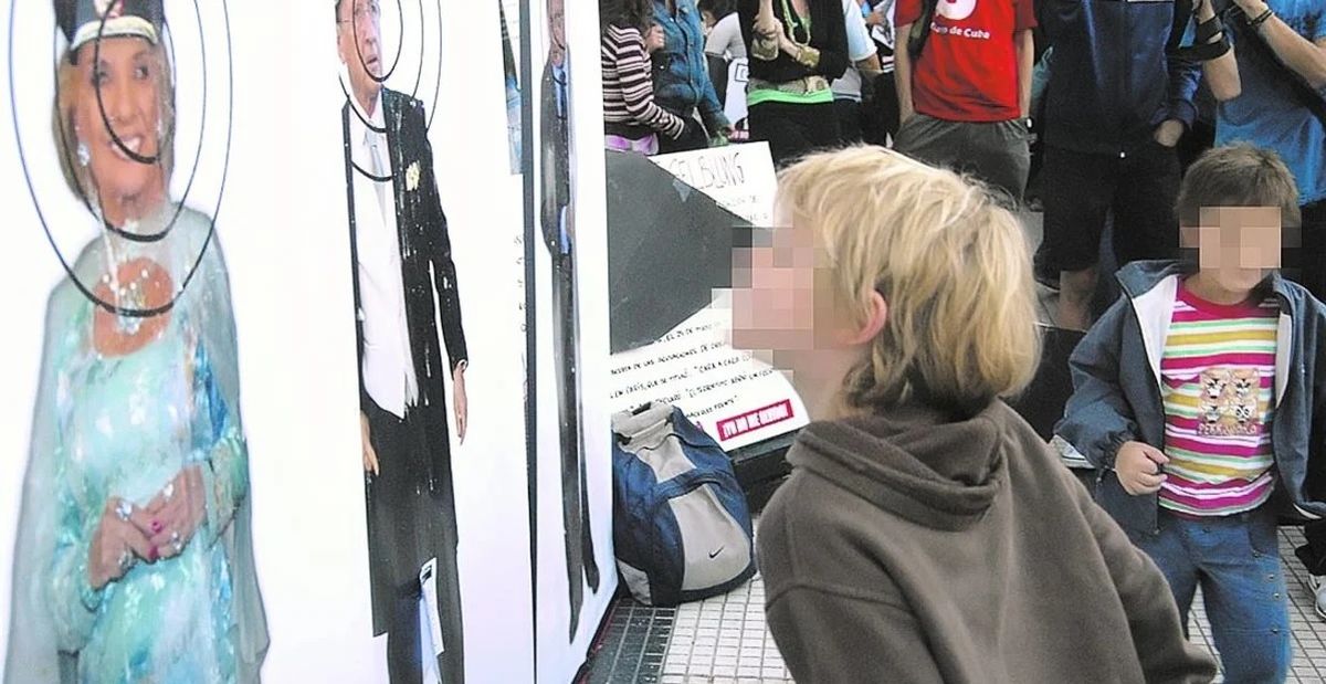 1 de abril de 2011. Niños escupían a una Mirtha Legrand con sombrero militar. A su lado, la figura del periodista Mariano Grondona, también con un blanco en el rostro.