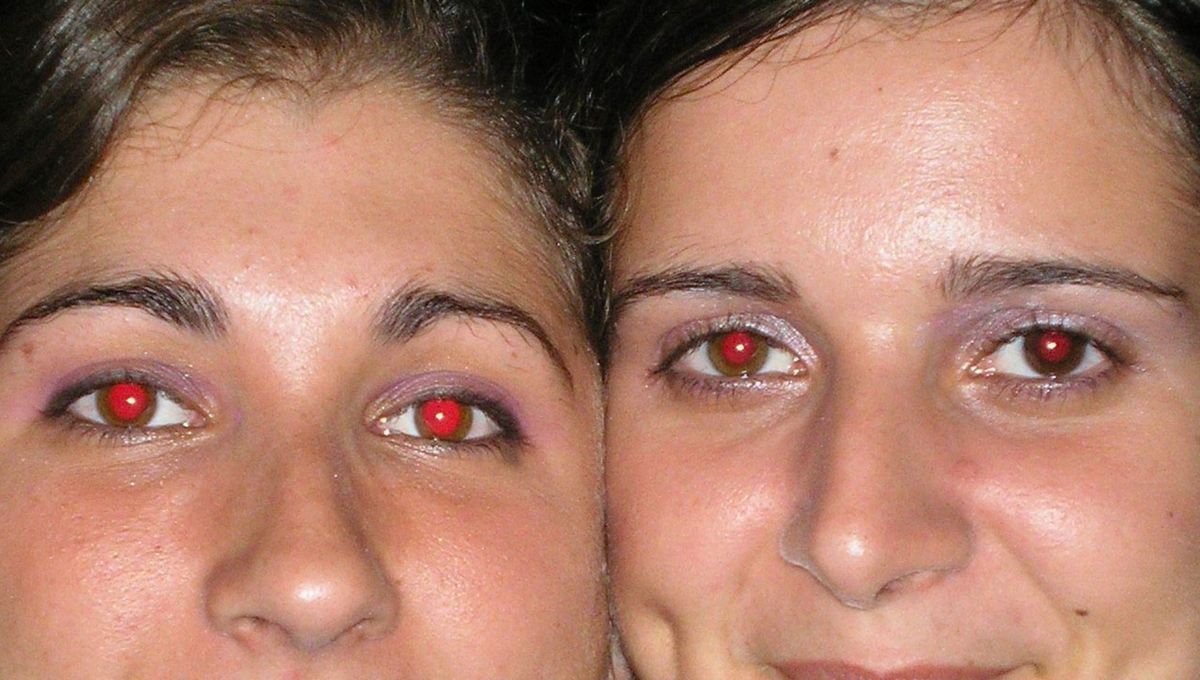 ¿Qué significa y por qué a veces nos salen los ojos rojos cuando sacamos una foto?