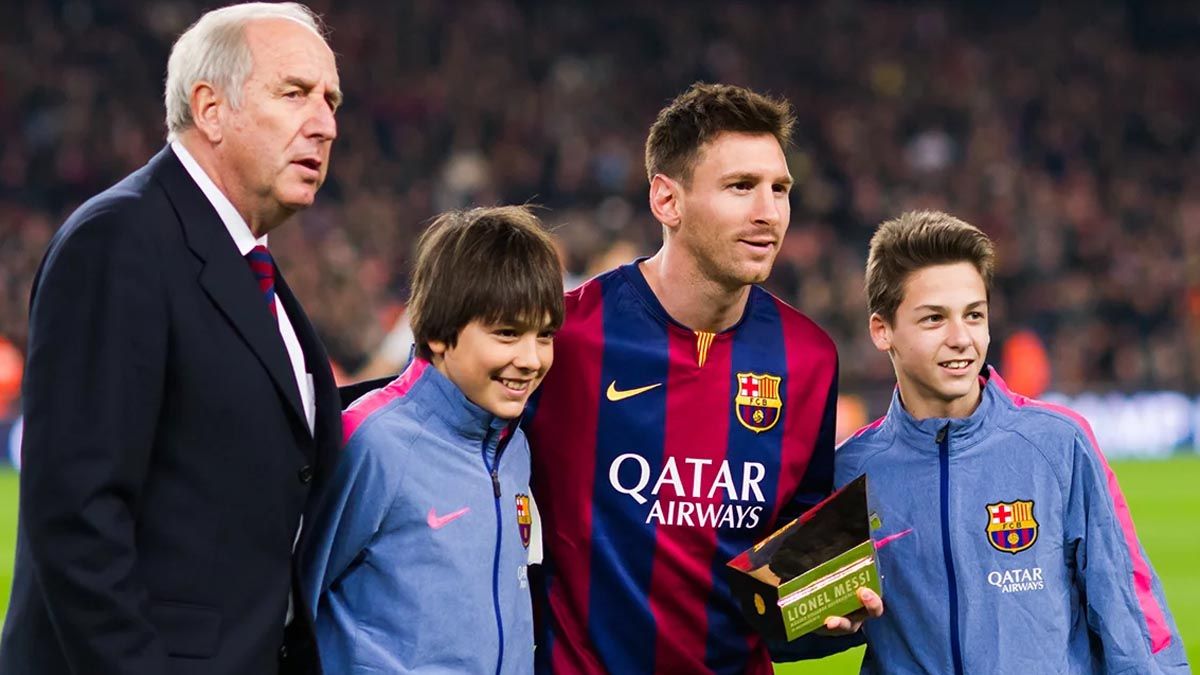 Carles Rexach y Lionel Messi posaban con dos chicos