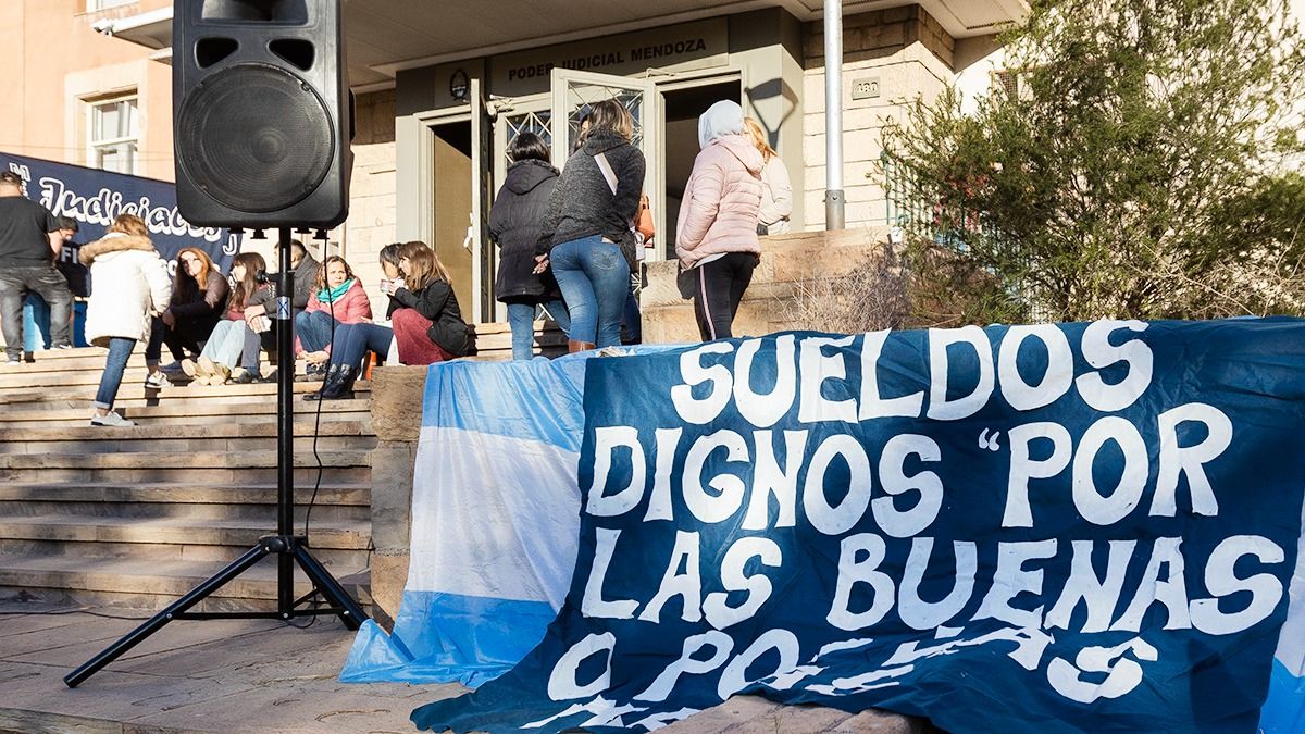 Los funcionarios judiciales piden una propuesta de recomposición salarial para levantar las medidas de fuerza Los funcionarios judiciales piden una propuesta de recomposición salarial para levantar las medidas de fuerza