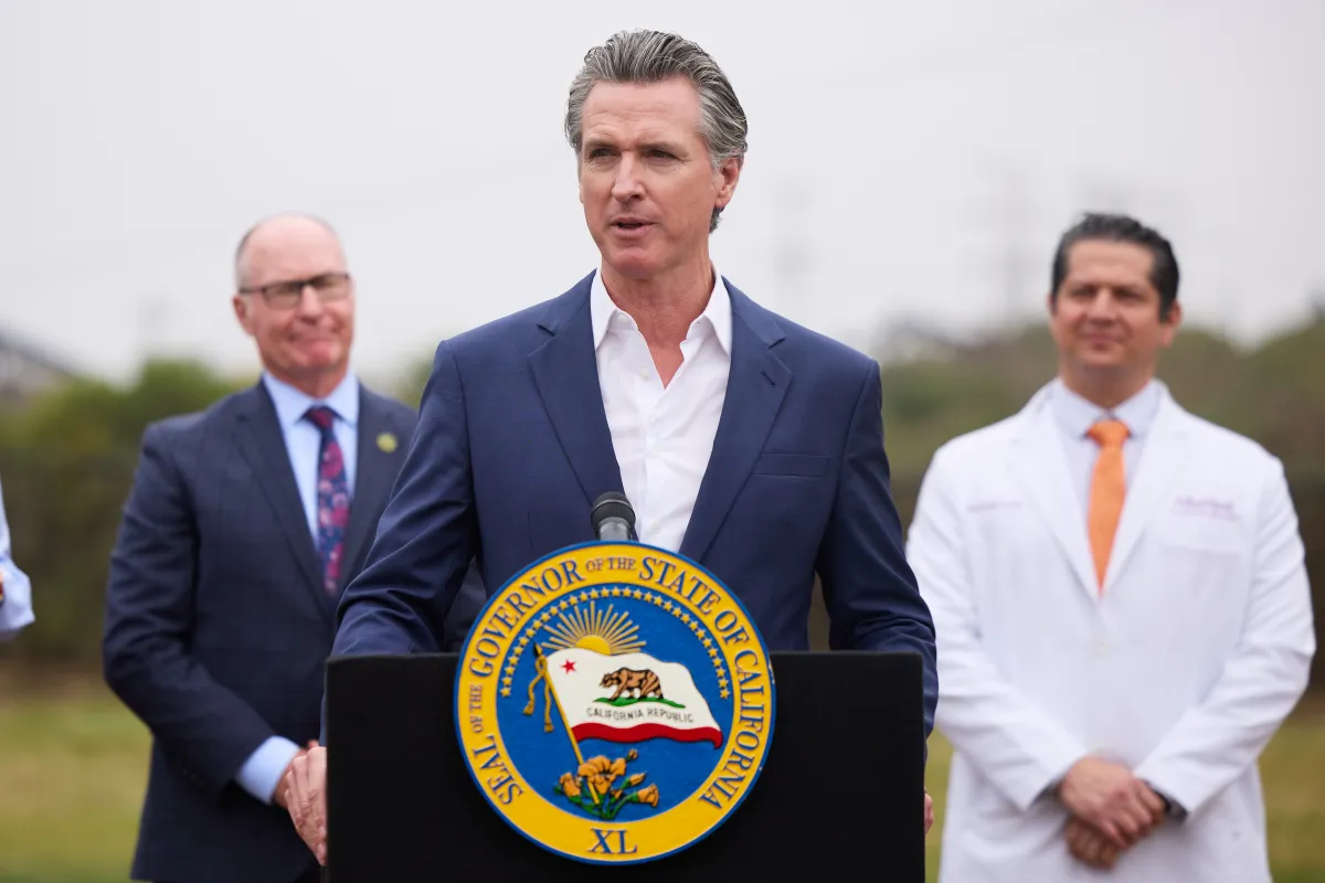 El gobernador de California, Gavin Newsom, emitió este jueves el estado de emergencia para dar refuerzo a las zonas afectadas por el terremoto de magnitud 7,0 que agitó el norte del estado, sin causar víctimas ni daños materiales. Crédito: EFE. El gobernador de California, Gavin Newsom, emitió este jueves el estado de emergencia para dar refuerzo a las zonas afectadas por el terremoto de magnitud 7,0 que agitó el norte del estado, sin causar víctimas ni daños materiales. Crédito: EFE.