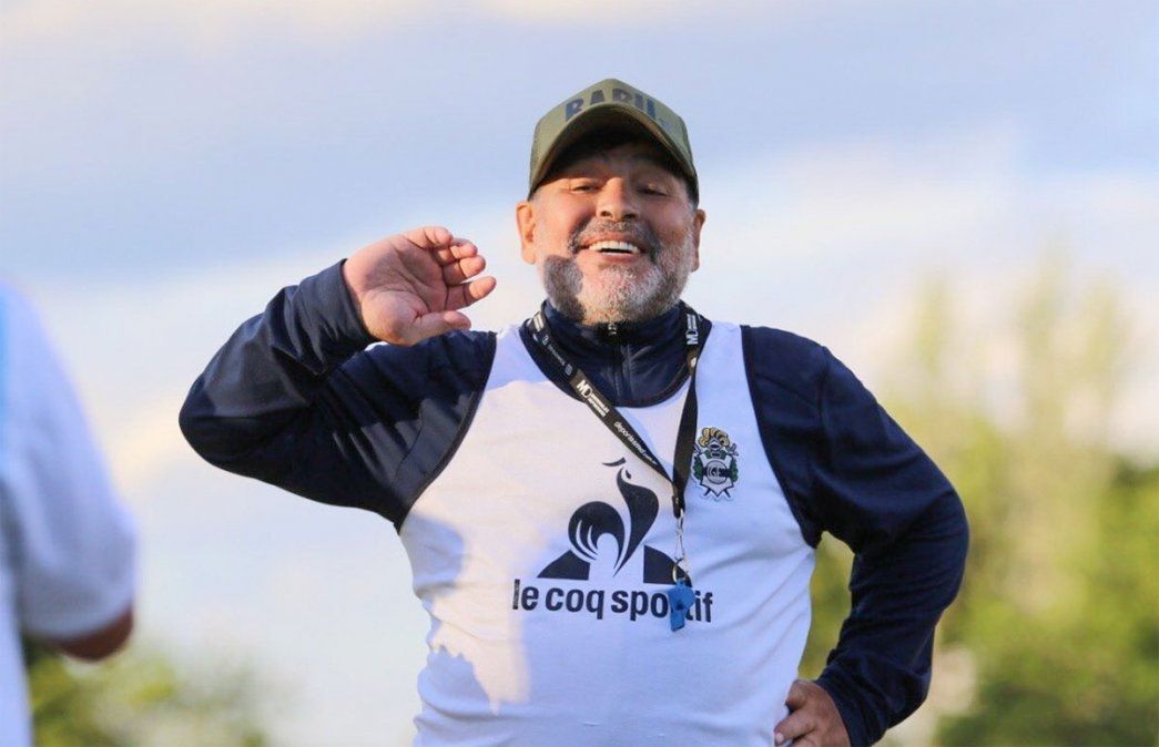 Alberto Fernández decretó este miércoles tres días de duelo nacional, al confirmarse que murió Maradona.&nbsp;