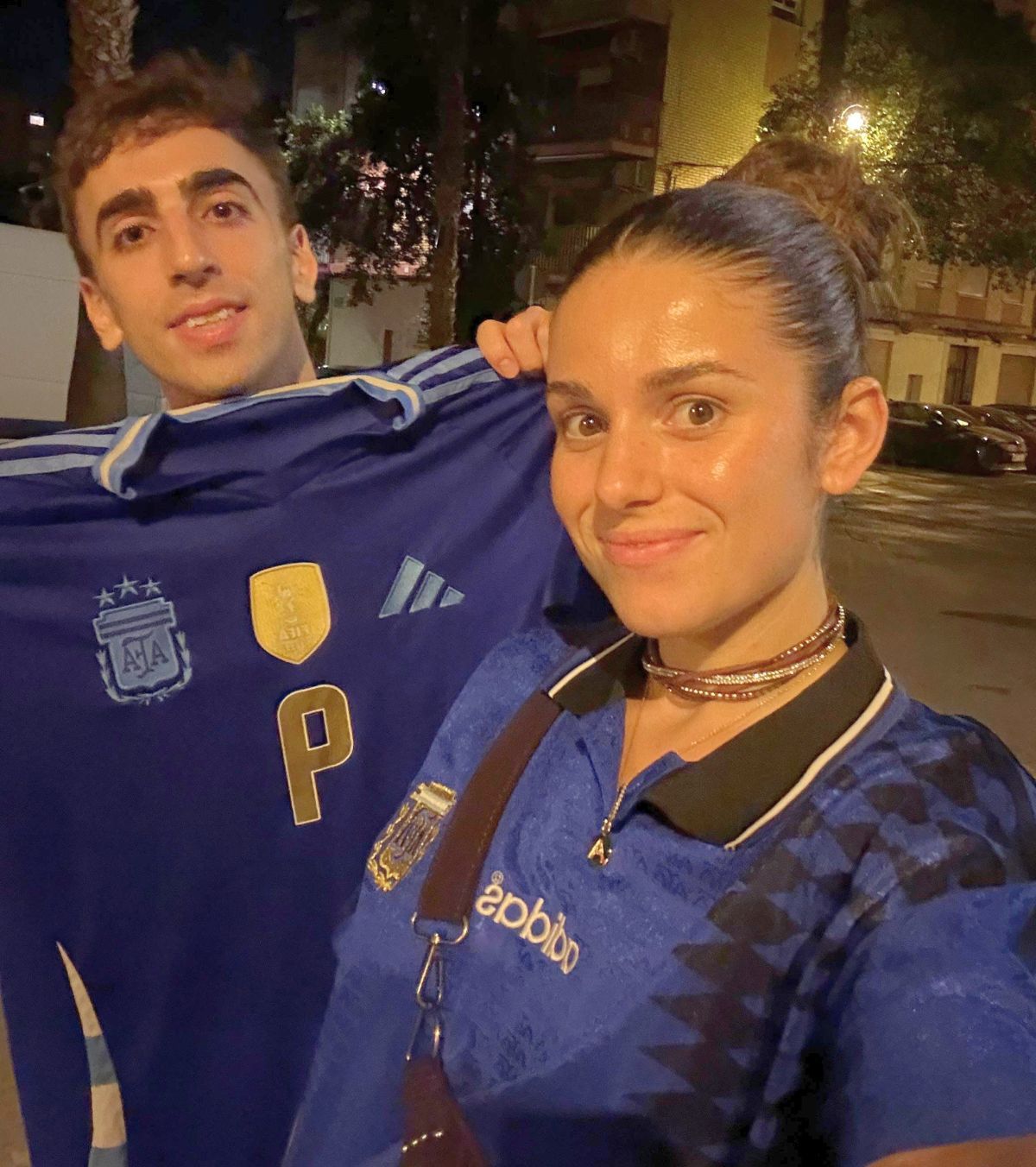 Nicolás Guntsche es mendocino, ingeniero industrial y vive en Valencia. Aquí junto a su novia española, que este miércoles hinchó por Argentina. Pero el domingo será diferente.