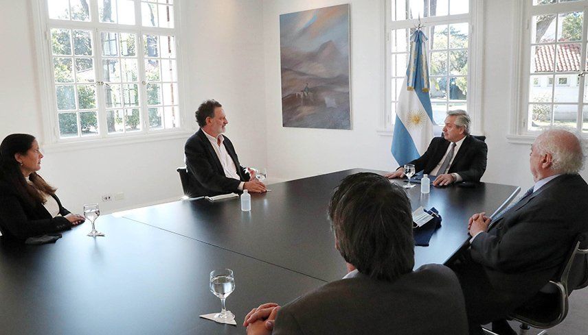 Suero equino: Fernández recibió a los científicos que realizan la investigación