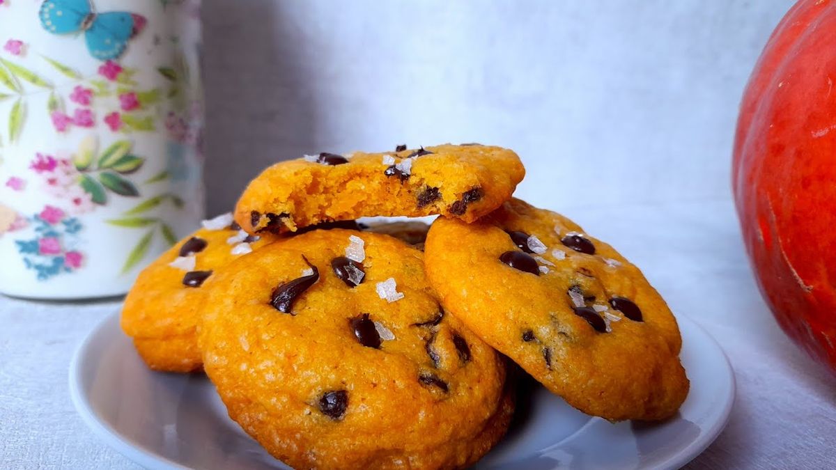 Galletas de calabaza con chips de chocolate, una de las recetas más deliciosas y sencillas para el mate. Galletas de calabaza con chips de chocolate, una de las recetas más deliciosas y sencillas para el mate.