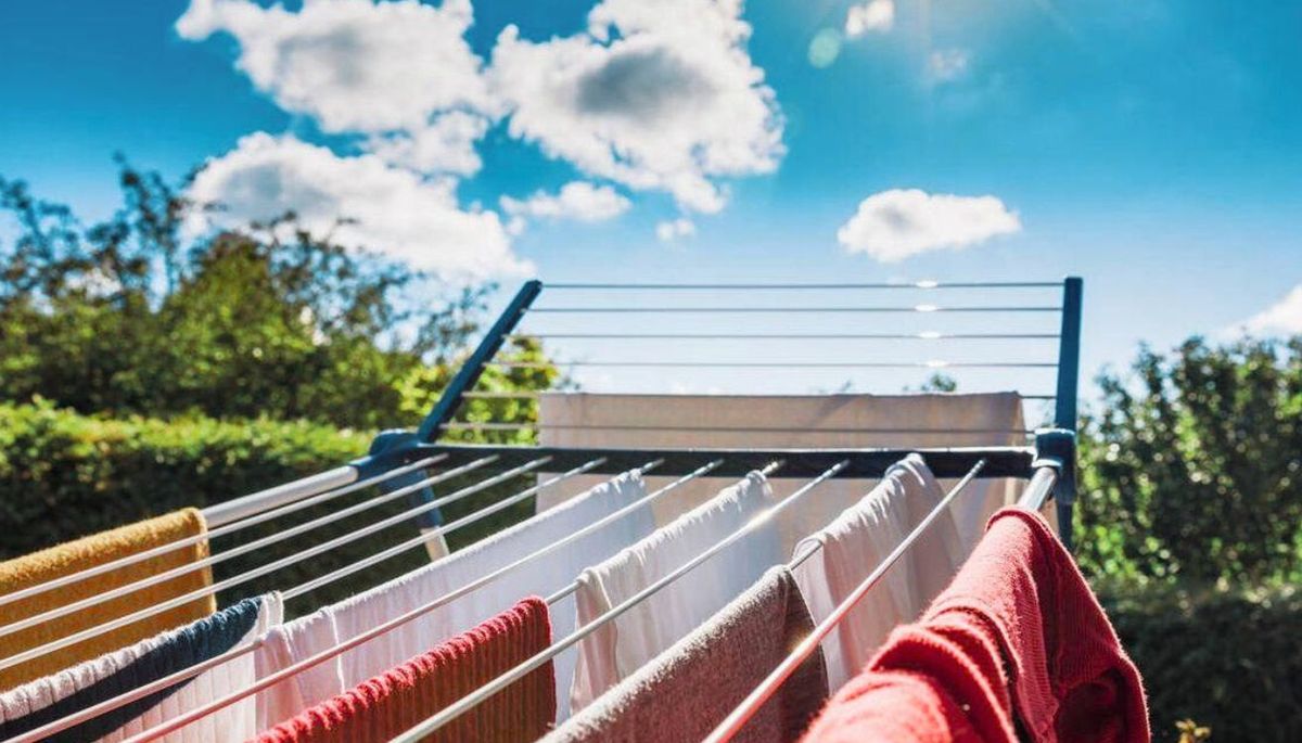 Deja secar la ropa al sol, ya que los rayos UV ayudan a eliminar el mal olor. Imagen: Freepik. Deja secar la ropa al sol, ya que los rayos UV ayudan a eliminar el mal olor. Imagen: Freepik.