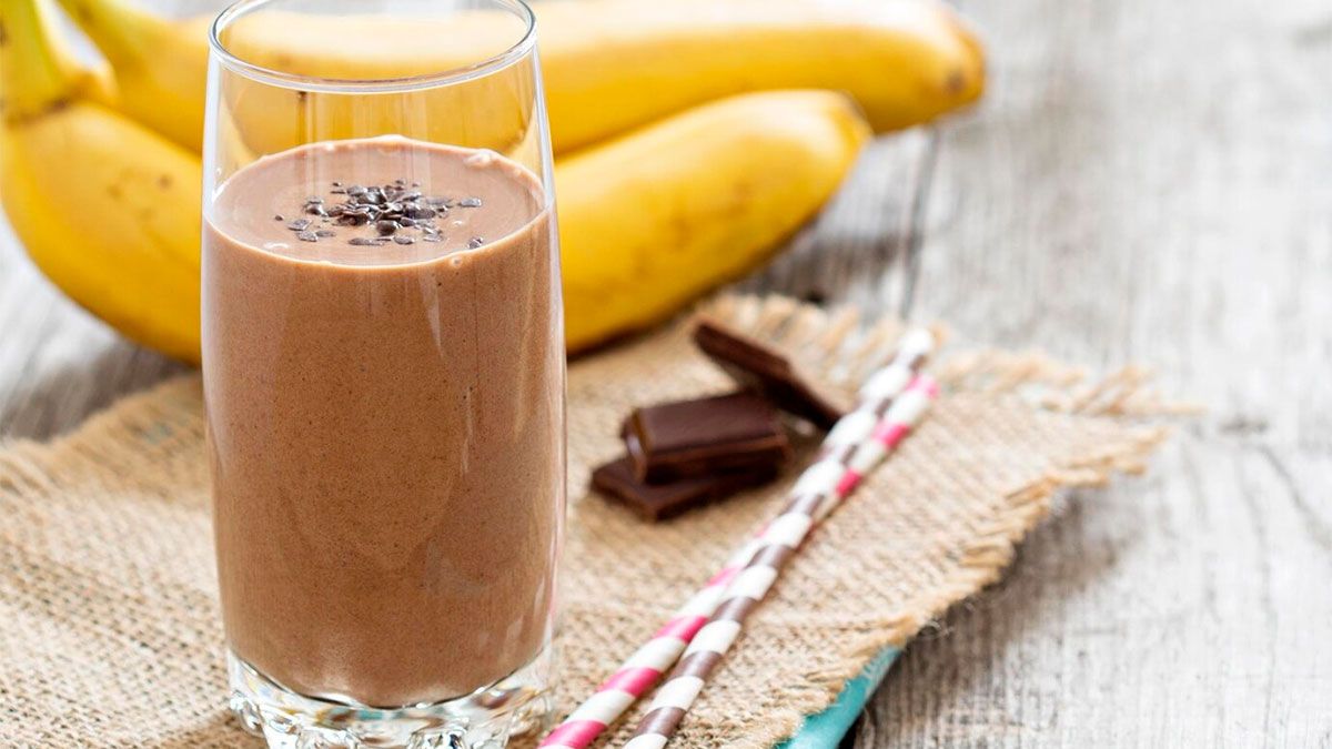 El batido de plátano y mantequilla de maní es una opción ideal y fácil de preparar. El batido de plátano y mantequilla de maní es una opción ideal y fácil de preparar.