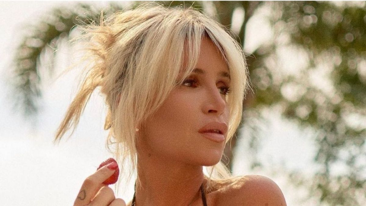 Florencia Peña posó de espaldas y prendió fuego Tulum.