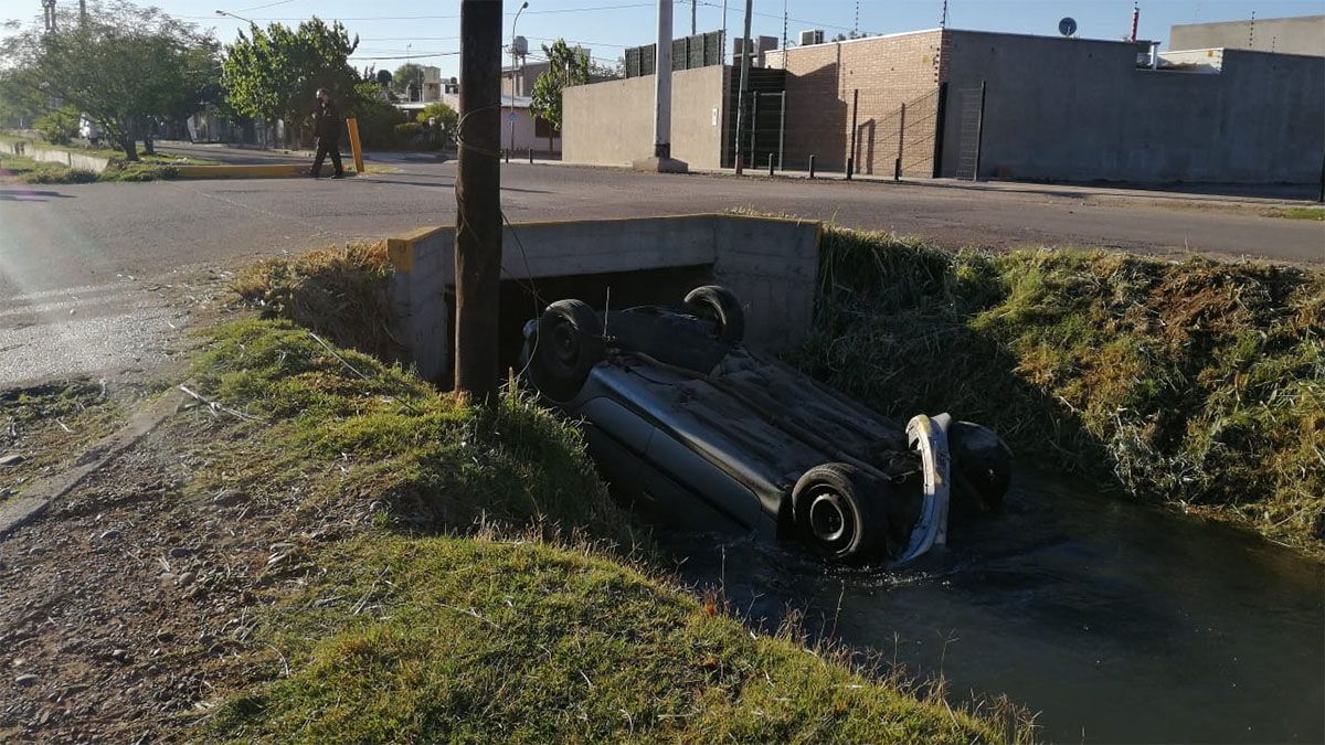 Así quedó el auto que cayó a un cauce de agua en Guaymallén