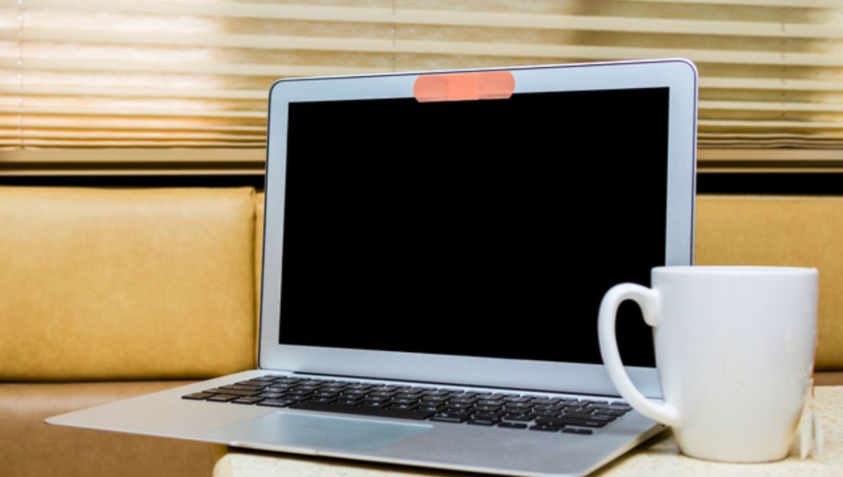 Colocar cinta en la cámara de la computadora: por qué recomiendan hacerlo y para qué sirve