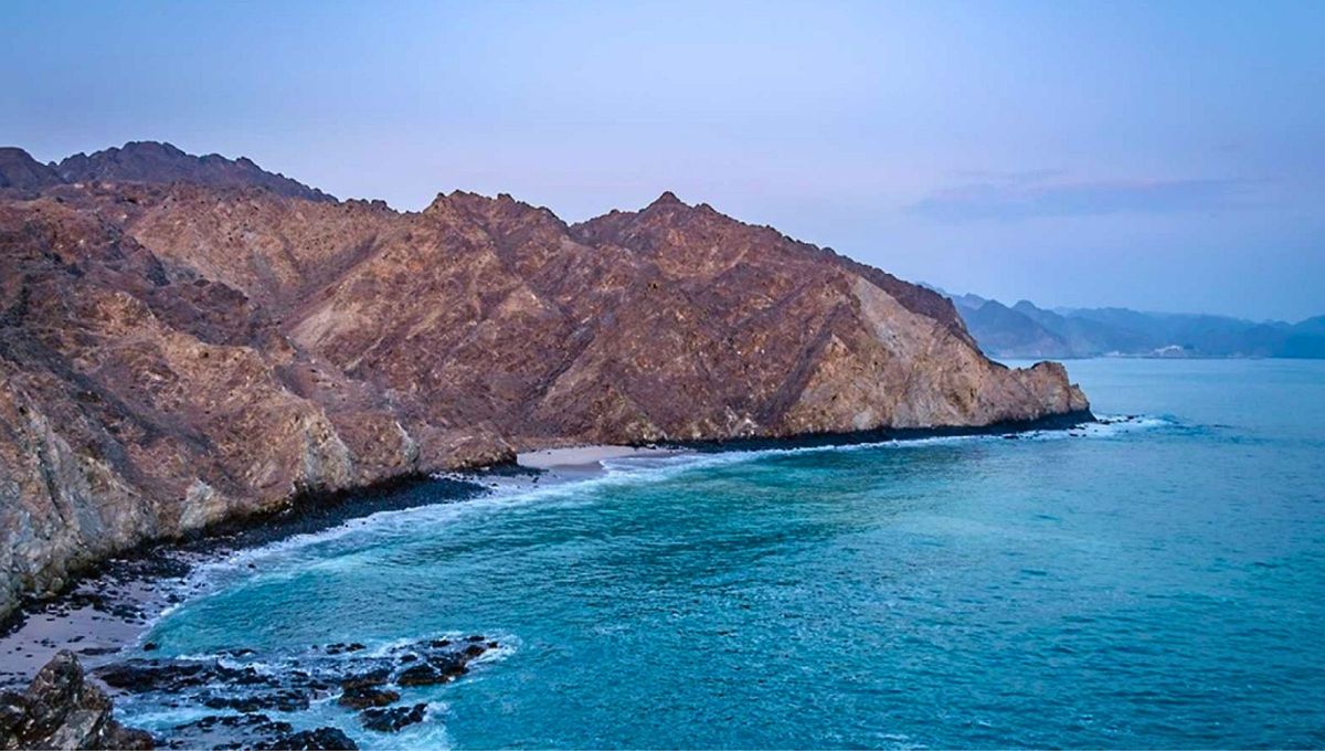 El mar cuya extensión supera los 3.862.000 km² siendo el más grande del mundo y une a seis países clave