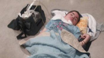 Una aerolínea perdió la silla de ruedas de un chico argentino y estuvo tirado en el piso durante horas