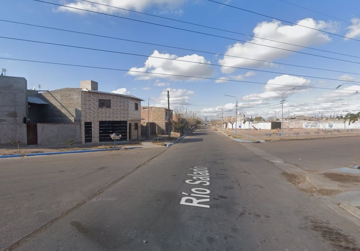 El hecho ocurrió en las calles Río Salado y Río Mendoza de Maipú. La víctima estaba en el lugar para comprar estupefacientes cuando fue abordado por dos hombres que dispararon desde un vehículo. El hecho ocurrió en las calles Río Salado y Río Mendoza de Maipú. La víctima estaba en el lugar para comprar estupefacientes cuando fue abordado por dos hombres que dispararon desde un vehículo.