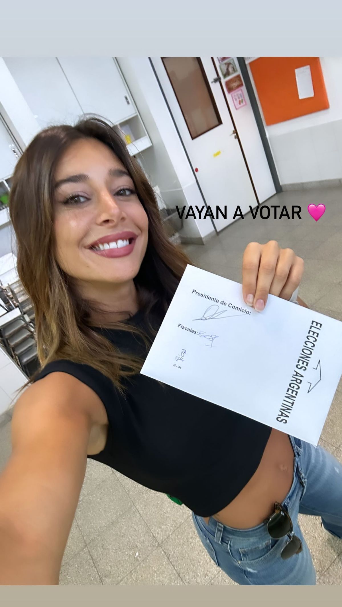 Sol Pérez paraliza las elecciones con su look: pantaloncitos ceñidos y abs a la vista. Sol Pérez paraliza las elecciones con su look: pantaloncitos ceñidos y abs a la vista.