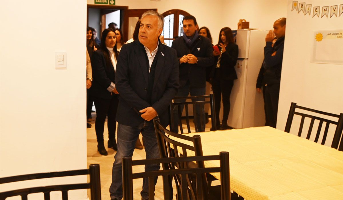 Cornejo inauguró en mayo el primer hogar albergue para niños de un total de 12 que anunció en la Asamblea Legislativa. Cornejo inauguró en mayo el primer hogar albergue para niños de un total de 12 que anunció en la Asamblea Legislativa.