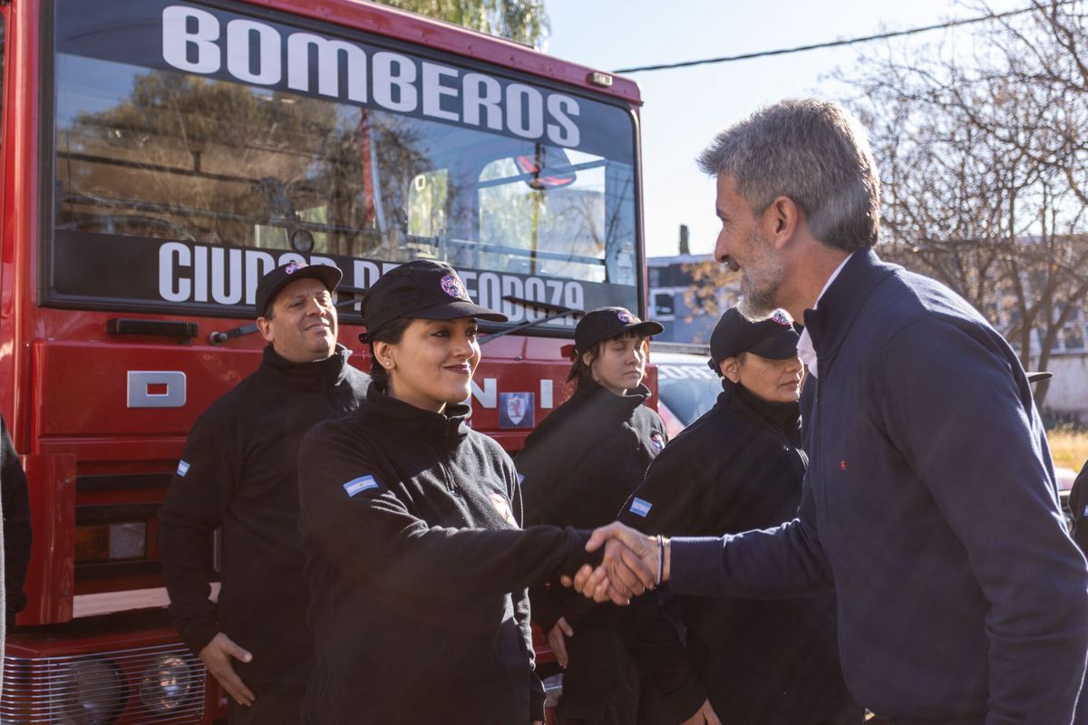 Ulpiano Suarez entregó la nueva autobomba en el cuartel 14 de Bomberos de Ciudad.